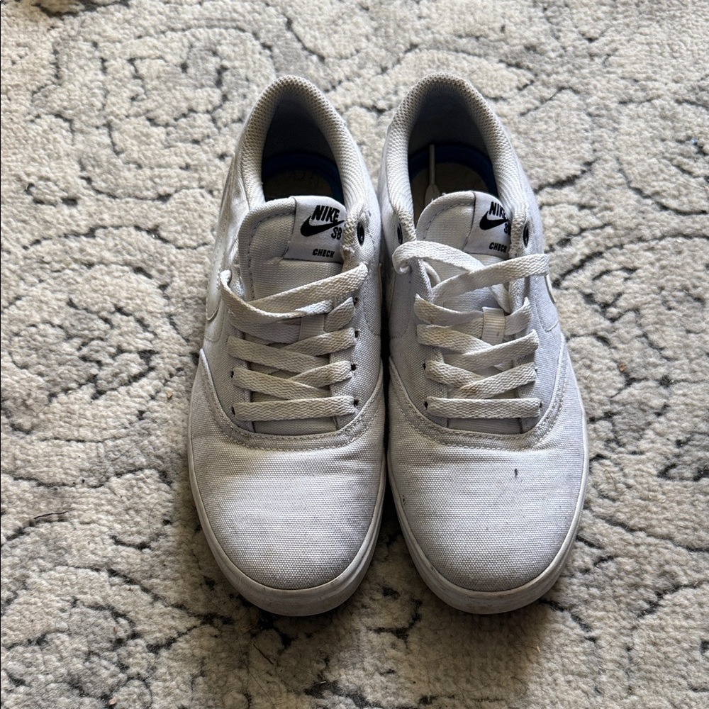 Nike women’s White Low-Top Sneakers